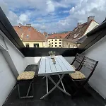 Spacious Loft In Trendy Area