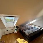 Lägenhet Spacious Loft In Trendy Area