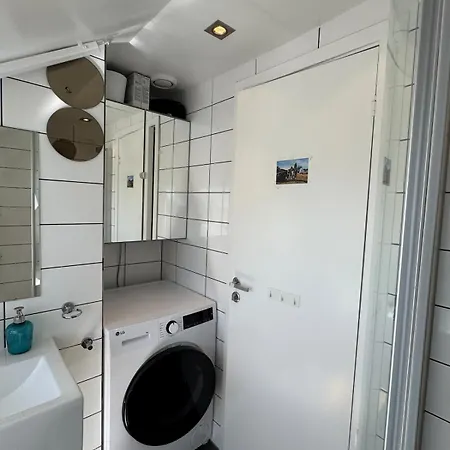 Spacious Loft In Trendy Area Apartment *