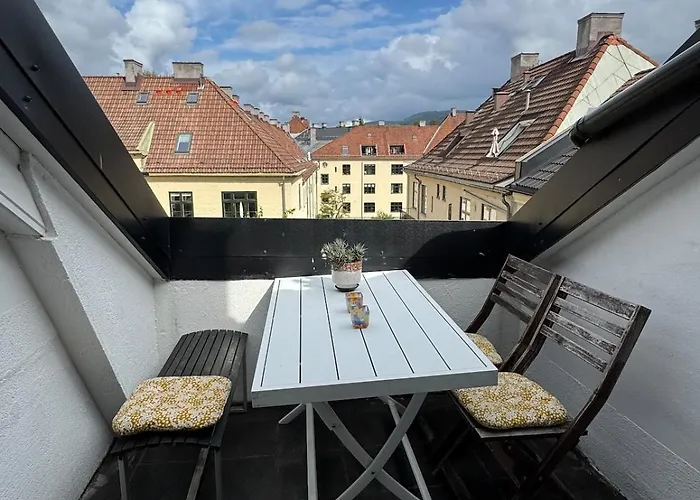 Spacious Loft In Trendy Area