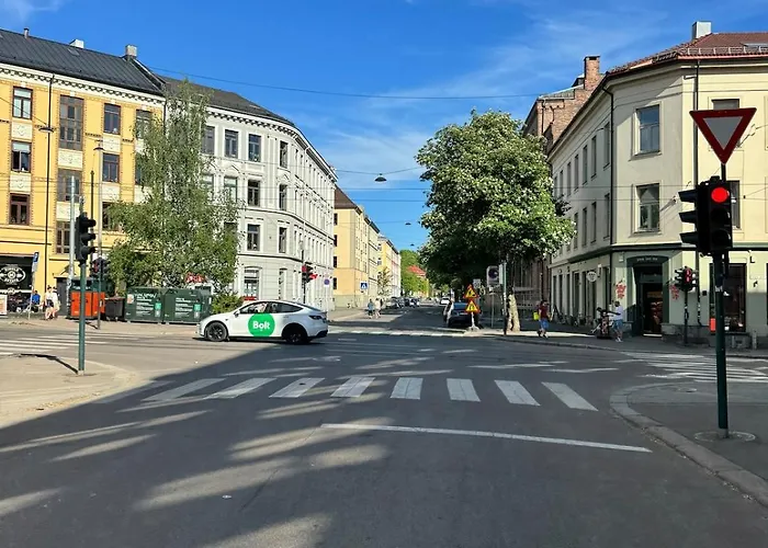 Spacious Loft In Trendy Area *